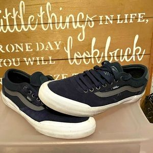 Mens size 10 low top navy blue vans! Great condition 9.5/10! Great sneaker!